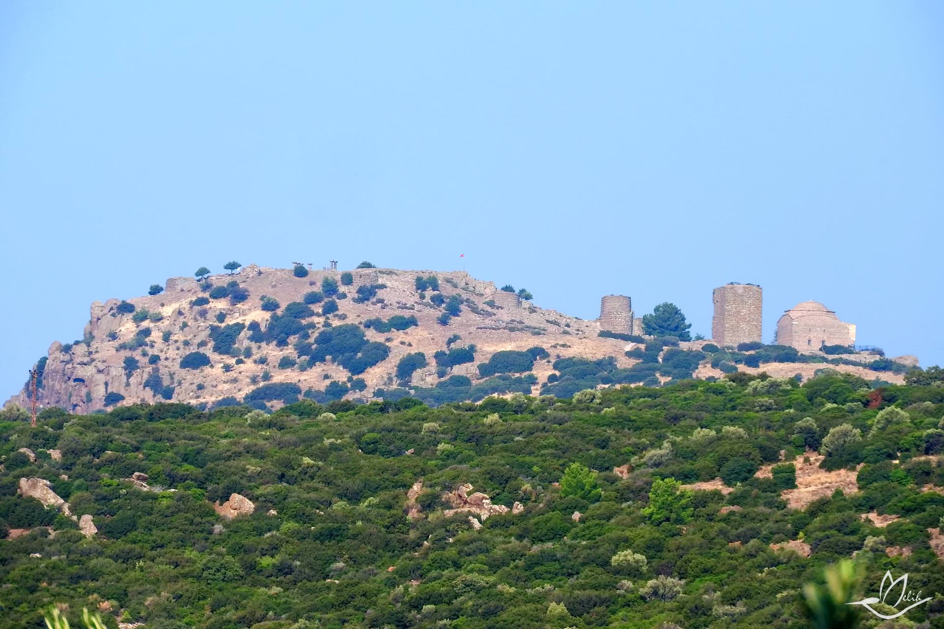 Assos kale burçları ve Hüdavendigar Camii