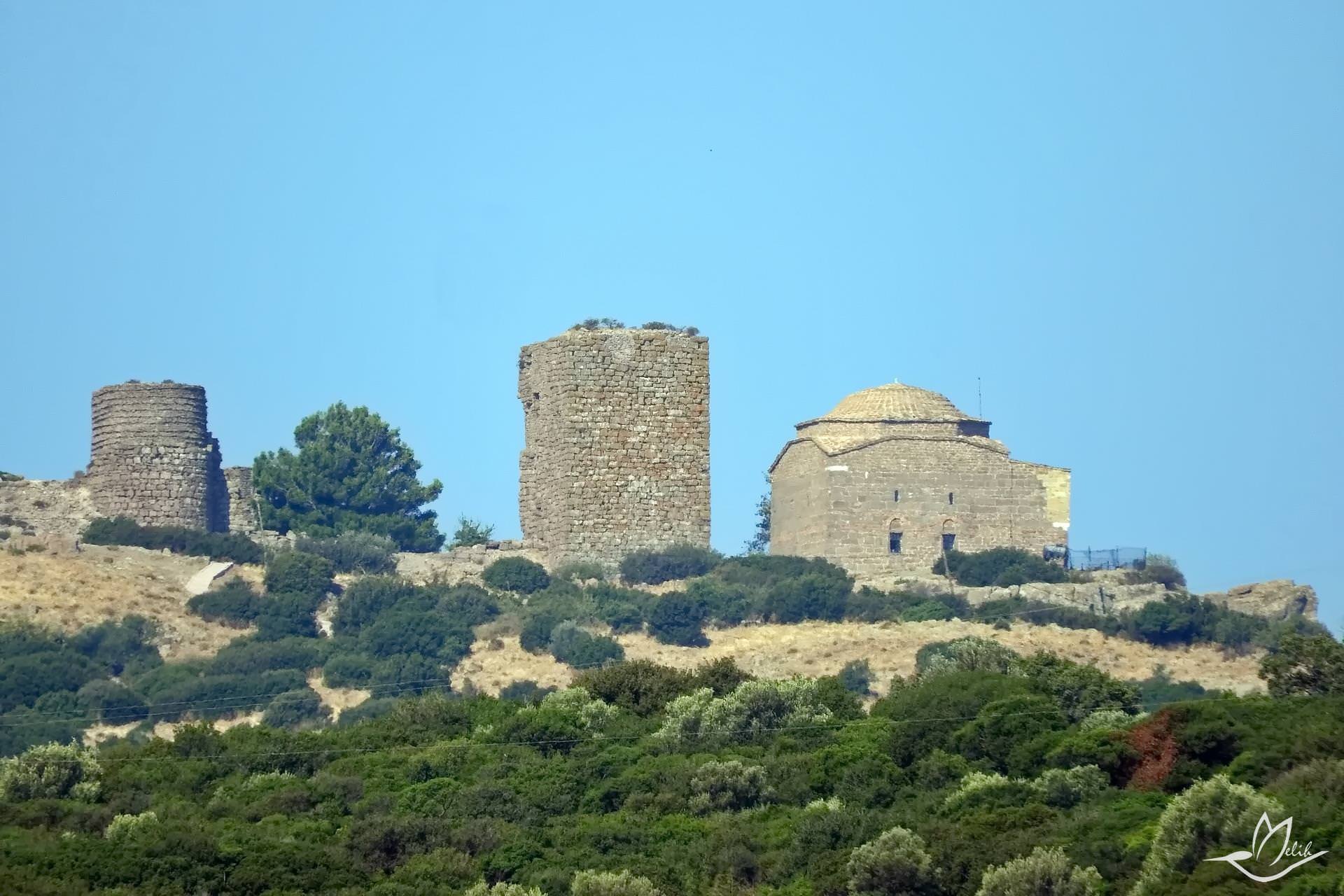 Assos kale burçları ve Hüdavendigar Camii