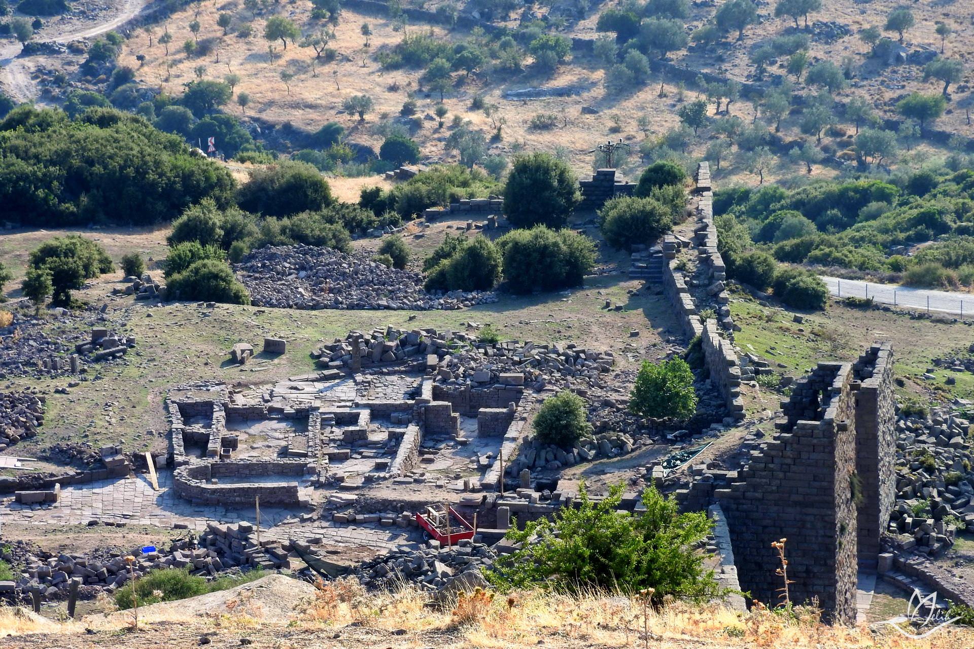 Assos akrepol kalıntıları