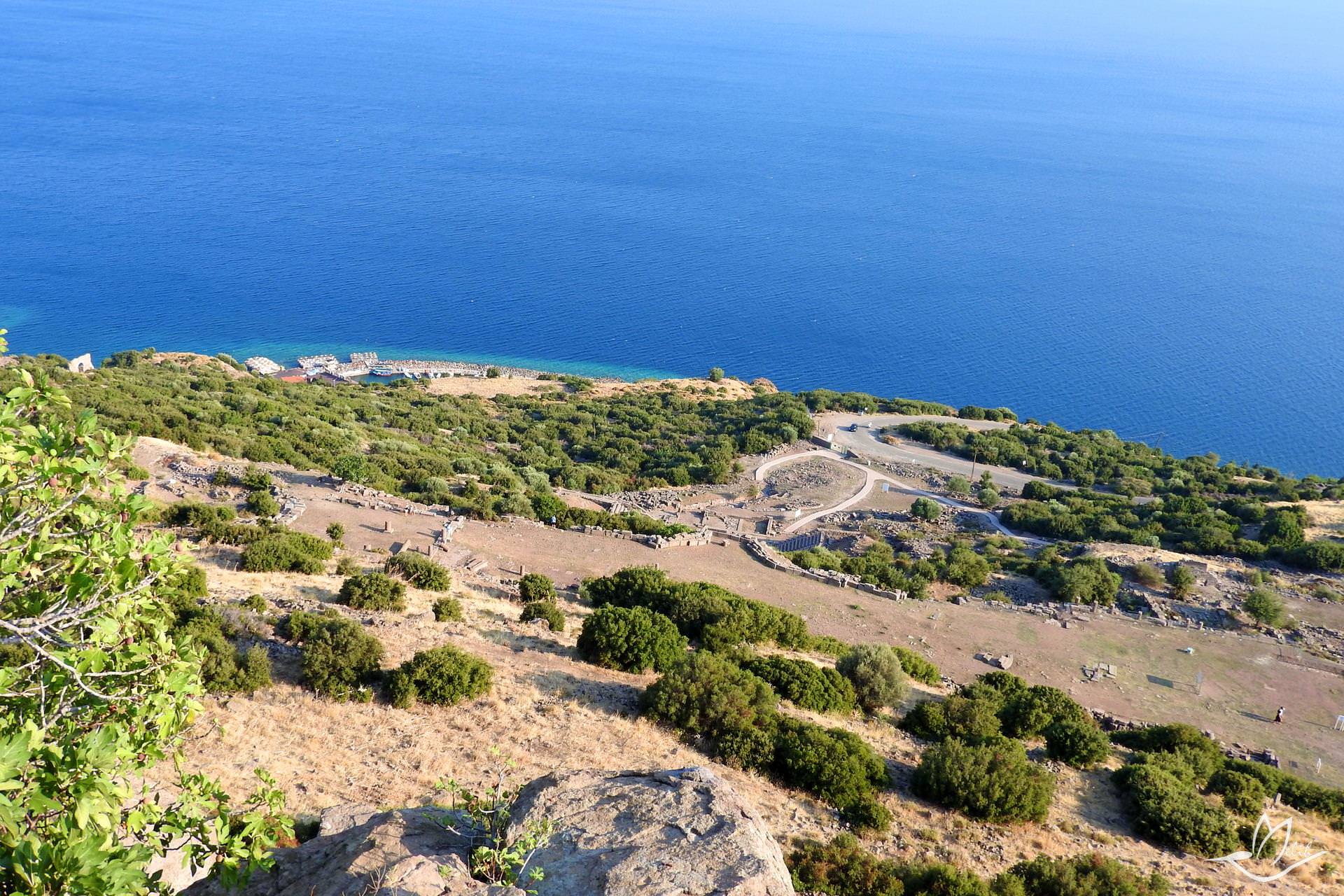 Assos amfitiyatrosu ve Ege Denizi