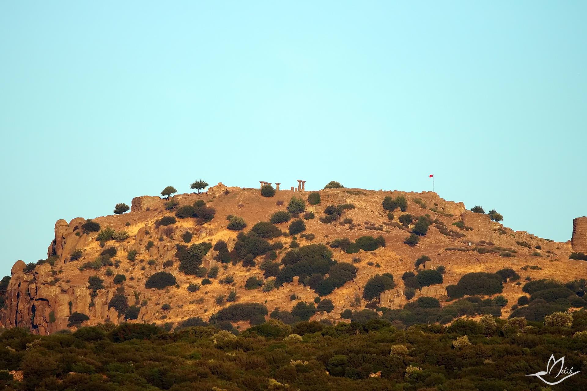 Assos kale burçları ve Hüdavendigar Camii
